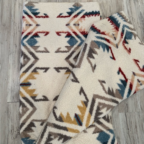 Geometric Patterned Throw Blanket - Picture 1 of 1